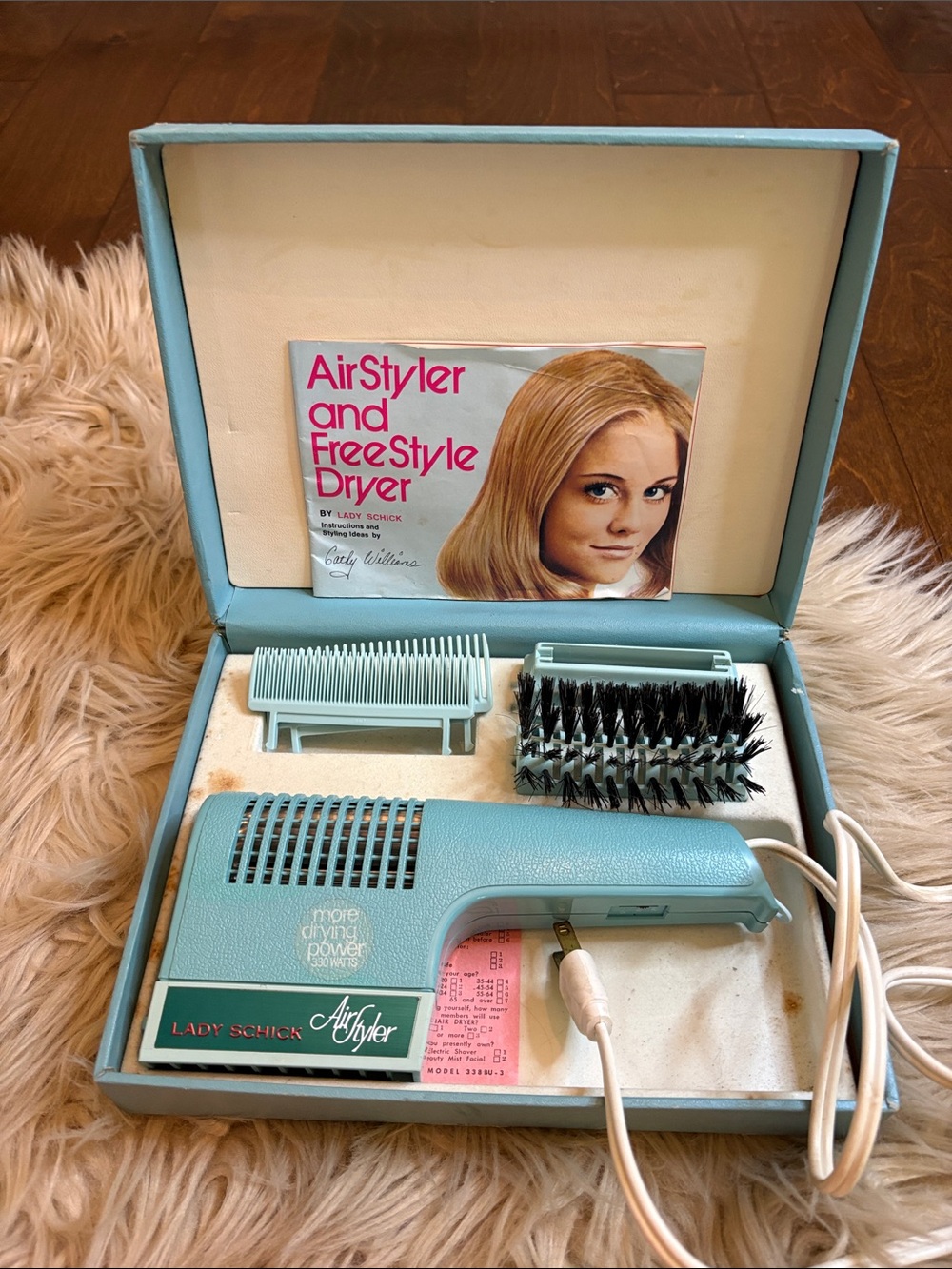chic Vintage Hair Dryer Brush Set in Light Blue